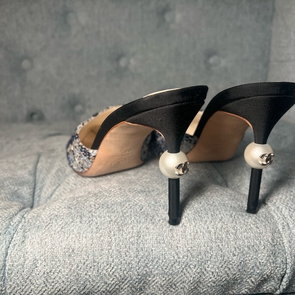 CHANEL Black/Blue Tweed & Grosgrain pointed toe CC Pearl heel Mule - Picture 6 of 14